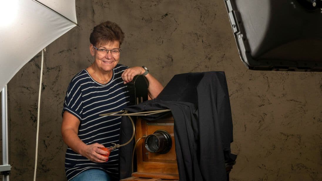 Fotografenmeisterin Dodea Paulsen mit „Stella“ – der ersten Kamera ihres Urgroßvaters.