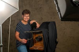 Fotografenmeisterin Dodea Paulsen mit „Stella“ – der ersten Kamera ihres Urgroßvaters.