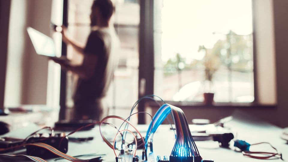 Fit für die Kundenberatung: Lehrgänge zum Thema Smart Home sind für Tischler und Schreiner ideal, um über die technologischen Entwicklungen informieren zu können.