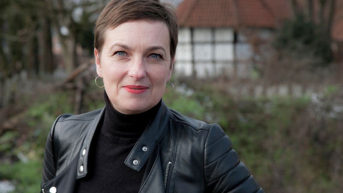 Erstellt Entwürfe für Wunschobjekte ihrer Kunden mithilfe einer KI: Anke Freund von der Tischlerei Dein Freund spart damit nicht nur Zeit , sondern generiert auch mehr Aufträge von überraschten Kunden.
