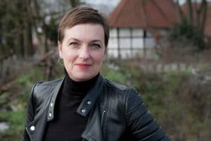 Erstellt Entwürfe für Wunschobjekte ihrer Kunden mithilfe einer KI: Anke Freund von der Tischlerei Dein Freund spart damit nicht nur Zeit , sondern generiert auch mehr Aufträge von überraschten Kunden.