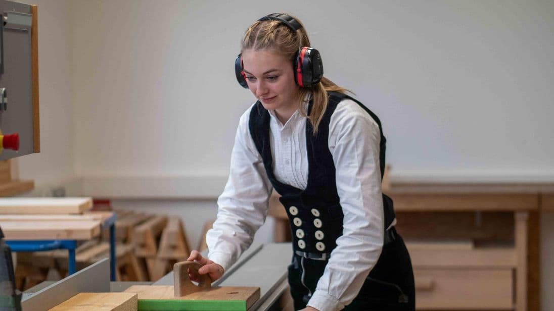 In diesem Studiengang wird die Zimmererausbildung mit dem Studium Bau-Projektmanagement kombiniert.