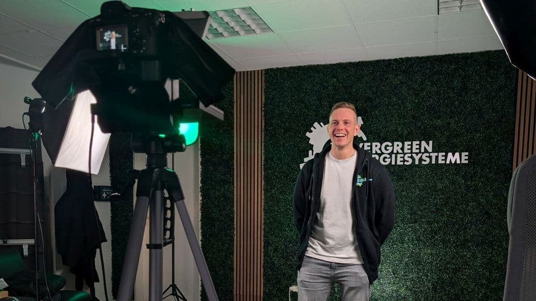 Technik hilft bei langen Erklär-Videos Igor Lang, Geschäftsführer von Evergreen Energiesysteme, nutzt den Teleprompter auf der Kamera..