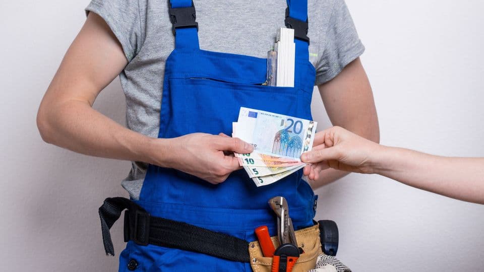 Durchschnittlich fast 10 Gehaltsextras bieten Handwerksbetriebe ihren Mitarbeitenden zusätzlich zum Lohn.