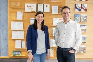 Sarah Griesbaum und Florian Wölfle leiten das Unternehmen. Im Hintergrund präsentiert das Unternehmen seine Auszeichnungen.
