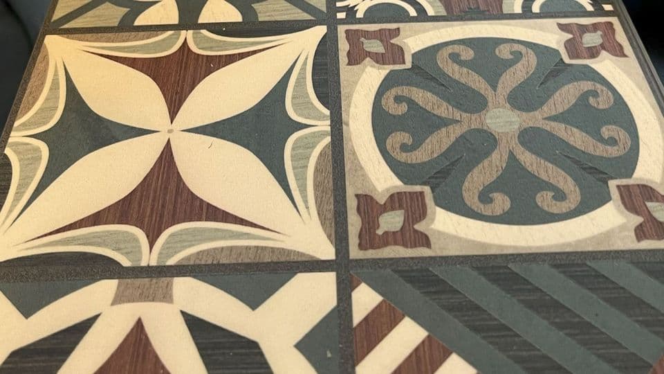 Erlebbare Haptik: „Digital Lacquer Embossing“ verleiht der Oberfläche eine fühlbare Tiefenstruktur.