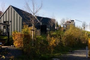 Acht Tiny Houses versprechen Wellness im nachhaltigen gehobenen Ambiente.