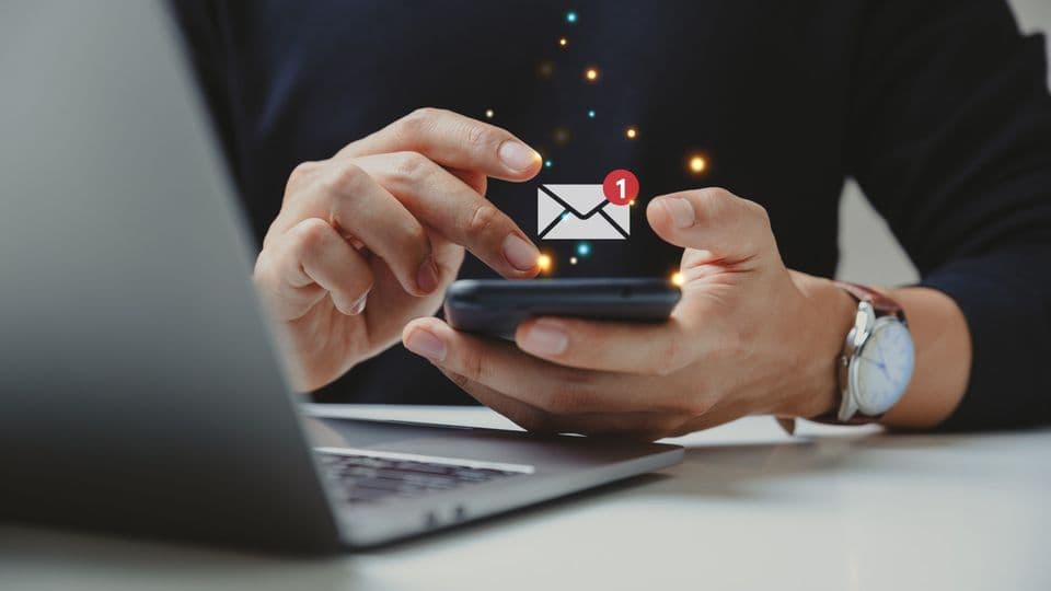 Eine Kunde drängt den Handwerker auf schnellen Vertragsabschluss per E-Mail ohne persönliches Treffen. Später widerruft er den Vertrag – auch weil kein Treffen stattfand.