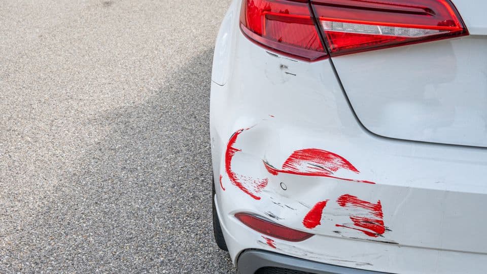Auf einem vollen Parkplatz kommt es leicht zu Rangierunfällen.