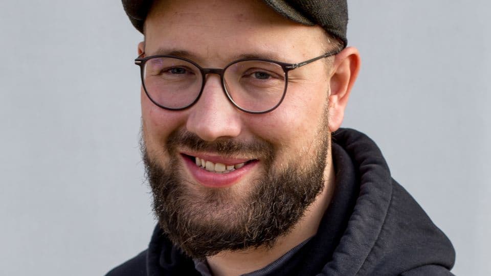 Zimmermeister Bastian Westmann hat schon viele Vorstellungsgespräche geführt. Er fragt gezielt nach Berufserfahrung und Details, um Bewerber einschätzen zu können.