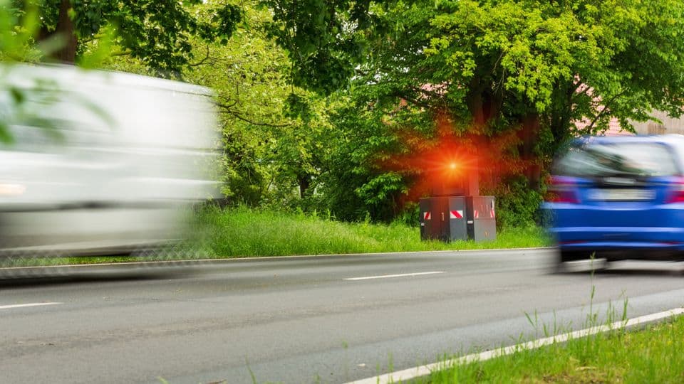 Ihr Mitarbeiter wird geblitzt? Zahlen muss er die Strafe erstmal selbst.