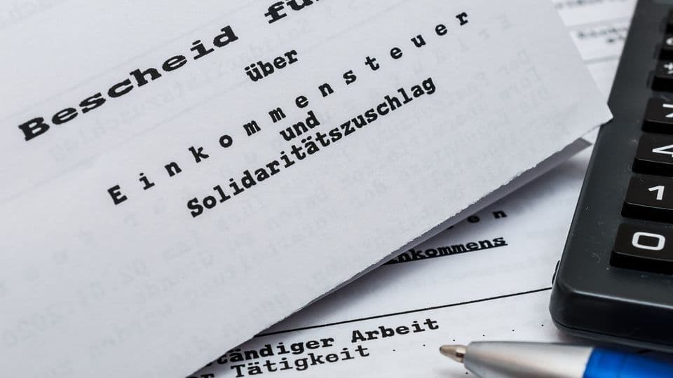 Steuerbescheide in Papierform gibt es ab 2027 nur noch auf Antrag. Digitale Bescheide sollen dann in der Regel digital kommen.