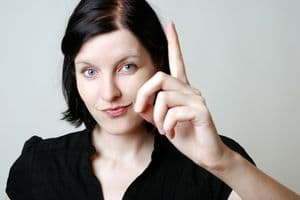 Frau erhebt ihren Zeigefinger
