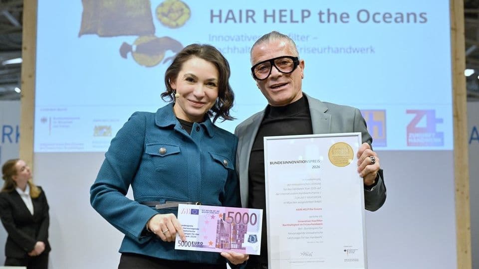 5.000 Euro und einen Imagefilm – Friseurmeister Emidio Gaudioso aus Bückeburg freut sich über den Bundesinnovationspreis für sein Projekt „Hair Help the Oceans“.