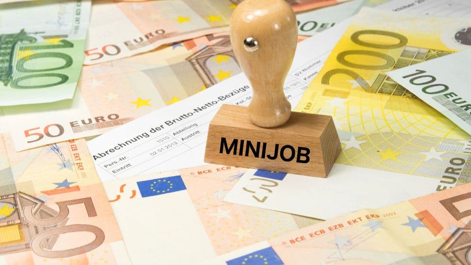Arbeitgeber können die pauschale Steuer auf Minijobs vom Lohn des Mitarbeitenden abziehen.