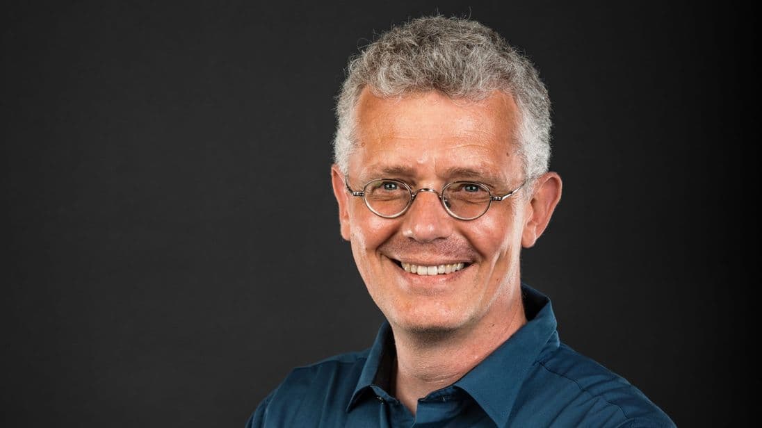 Tischlermeister Oliver Reh stellt in seinem Betrieb fest, dass Kundinnen und Kunden Holz-Aluminium-Fenster verstärkt nachfragen.