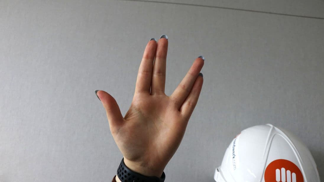 Für das Jugendwort „Schere“ wird häufig dieses Handzeichen verwendet – nicht zu verwechseln mit dem identischen Handzeichen für den Vulkanier-Gruß aus Star Trek. Man hebt damit sinnbildlich die Schere.