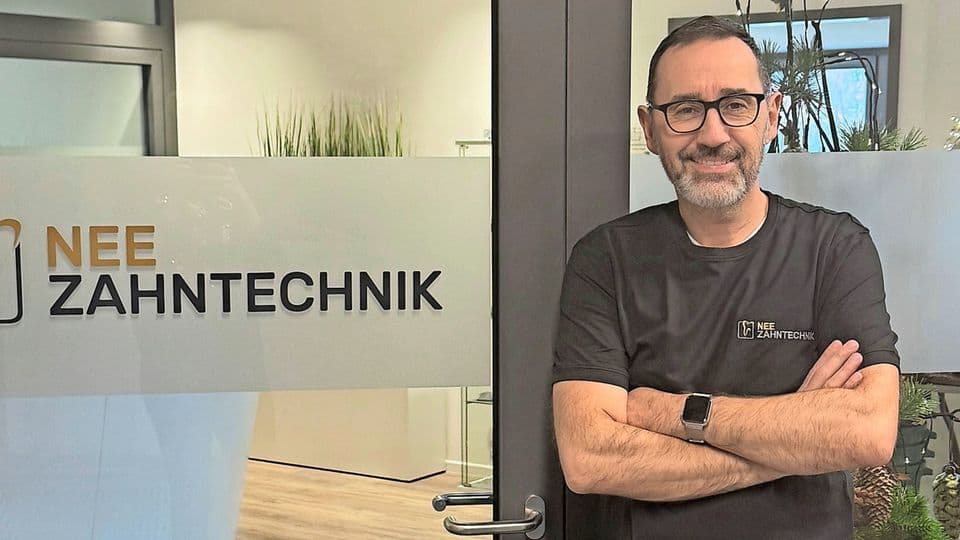 Im Zentrum von Papenburg ist die „Zahnwerft“ von Karl-Heinz Nee ansässig. Neben der Laborarbeit hat sich der Betrieb als Anbieter von Schulungen einen Namen gemacht.