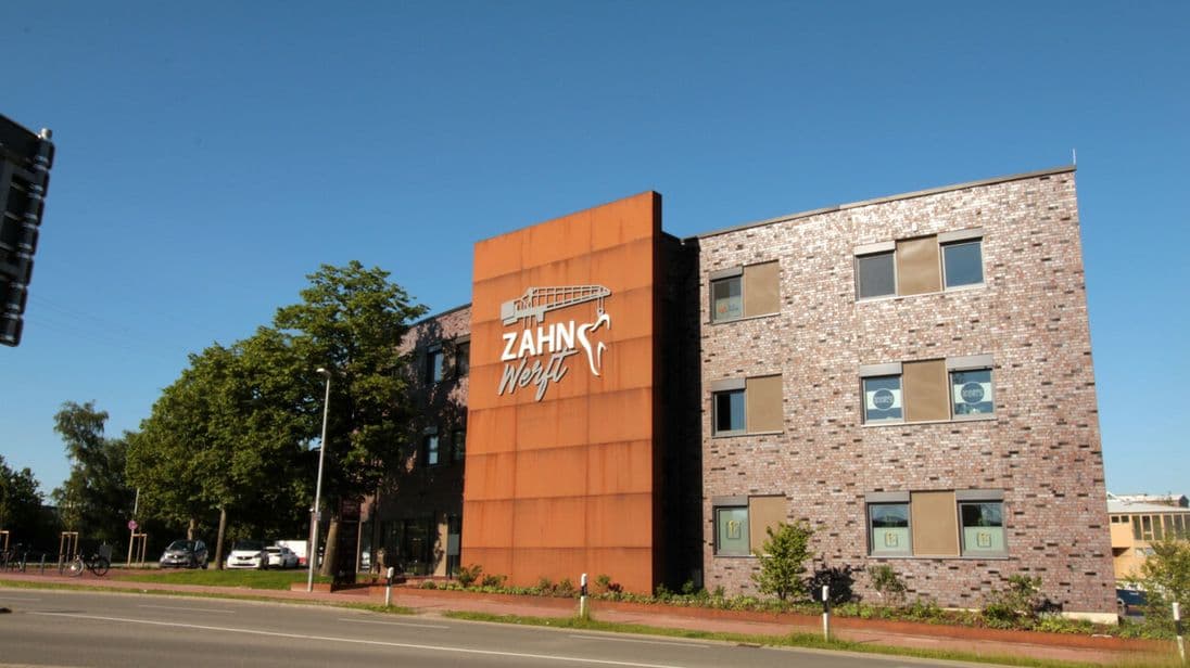 Die Zahnwerft ist in Papenburg auf dem Gelände der ehemaligen Meyer Werft angesiedelt.