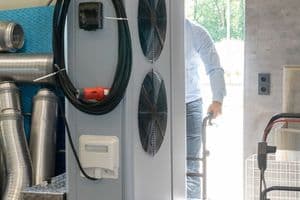 Ihre Unterkonstruktion macht die mobile Wärmepumpe Baustellengängig auch auf herausforderndem Untergrund.