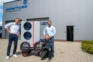 Haben die Entwicklung von der Idee bis zur Umsetzung vorangebracht (v.l.):  Atec-Vertriebsleiter Heiko Bosse, Osterhues-Anlagenmechaniker und Elektriker Fabian von der Lage sowie Osterhues-Geschäftsführer Ahmet Düman.