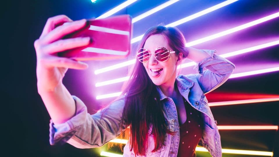 Kurzfristig psychische Beschwerden am Wochenende: Angesichts von gut gelaunten Party-Bildern, sah das Gericht den Beweiswert der AU-Bescheinigung erschüttert.