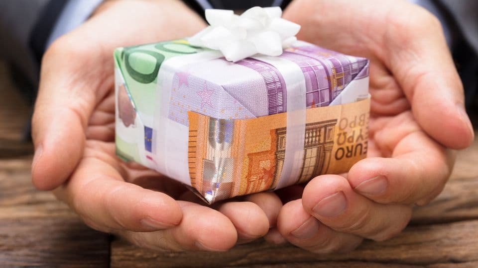 Übliche Gelegenheitsgeschenke sind steuerfrei. Doch wo zieht man die Grenze? 20.000 Euro liegen jedenfalls darüber, sagt ein Finanzgericht.