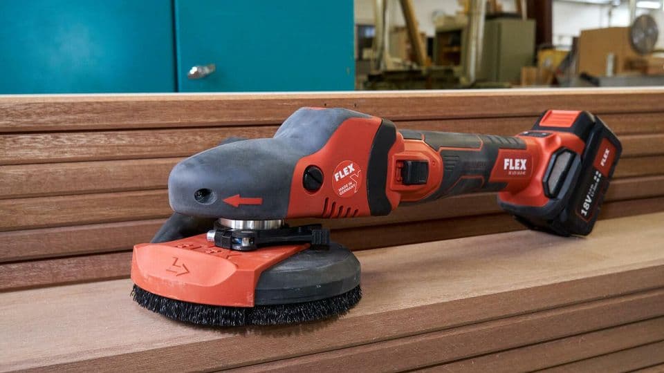 Sehr gute Abtragsleistung und durchdachte Details. Wie schneidet die Akku-Supraflex im Tischlertest ab?