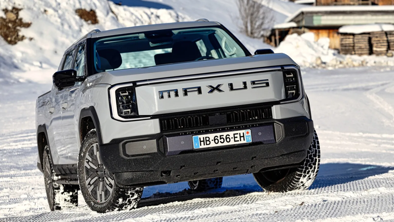 Der neue E-Pick-up eTerron 9 von Maxus fährt über schneebedeckten Boden.
