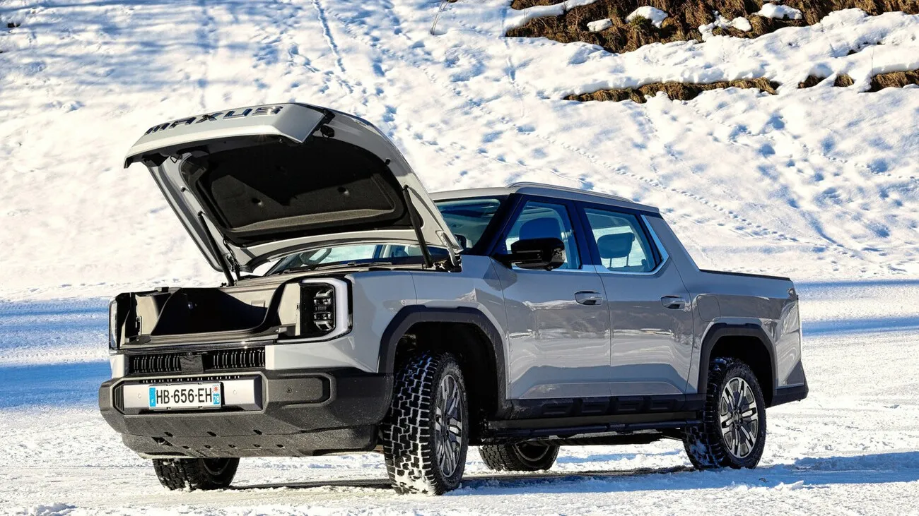 Der eTerron9 steht in einer schneebedeckten Landschaft mit geöffneter Motorhaube.