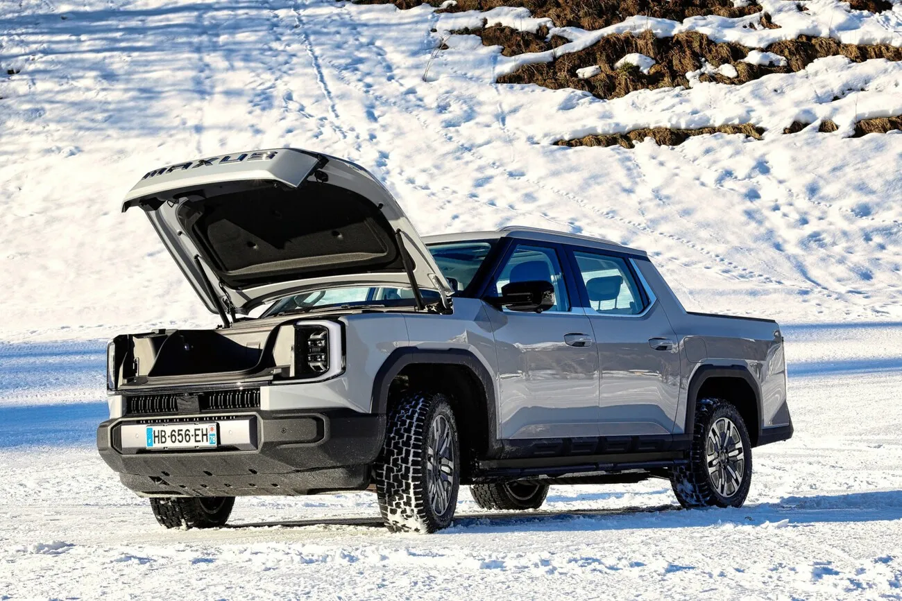 Der eTerron9 steht in einer schneebedeckten Landschaft mit geöffneter Motorhaube.