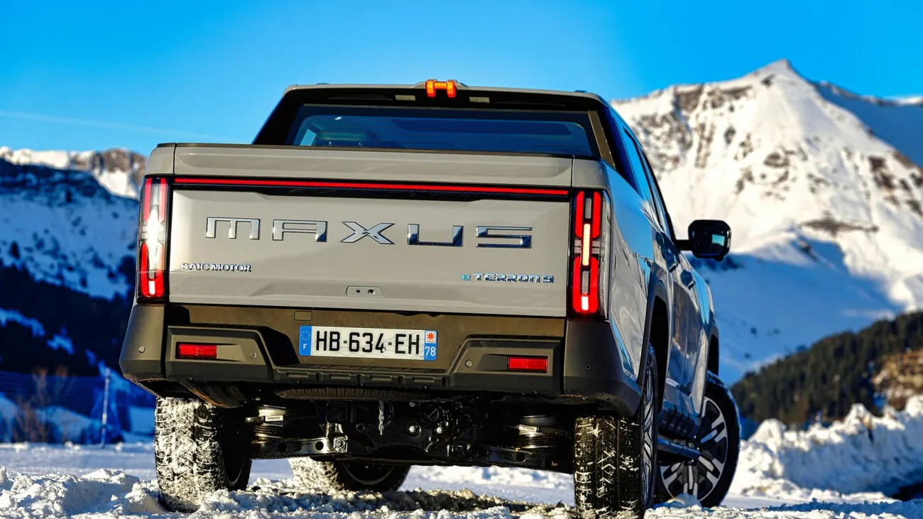 Der neue E-Pick-up eTerron 9 von Maxus ist von hinten auf schneebedecktem Untergrund zu sehen. Im Hintergrund erstreckt sich eine Berglandschaft.