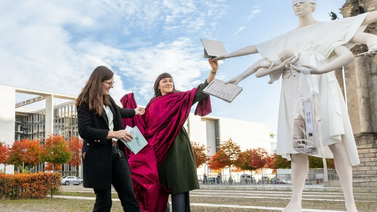 Justitia ohne Mutterschutz: Johanna Röh enthült die Skulpur vor dem Reichstag gemeinsam mit Modedesignerin Stefanie Gornicki.