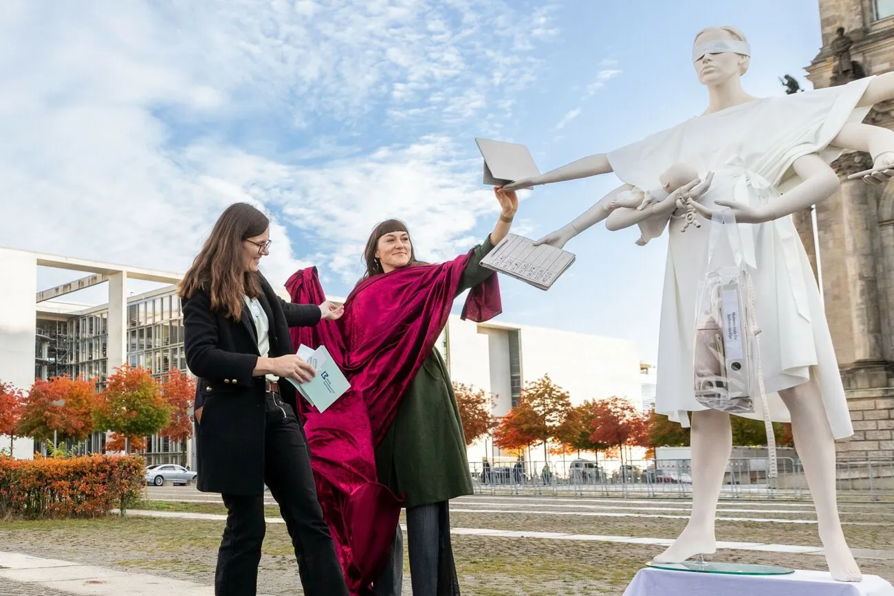 Justitia ohne Mutterschutz: Johanna Röh enthült die Skulpur vor dem Reichstag gemeinsam mit Modedesignerin Stefanie Gornicki.