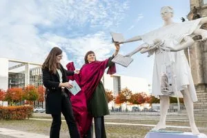 Justitia ohne Mutterschutz: Johanna Röh enthült die Skulpur vor dem Reichstag gemeinsam mit Modedesignerin Stefanie Gornicki.