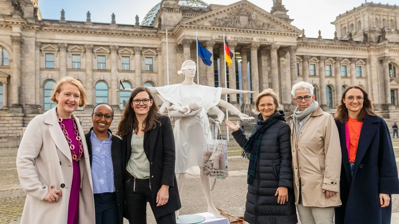 Lisa Paus, Awet Tesfaiesus, Johanna Röh, Franziska Brantner, Ulle Schauws und Sandra Stein bei der Enthüllung der Justitia ohne Mutterschutz, Aktion des Bündnisses Mutterschutz für Selbstständige vor dem Bundestag in Berlin
