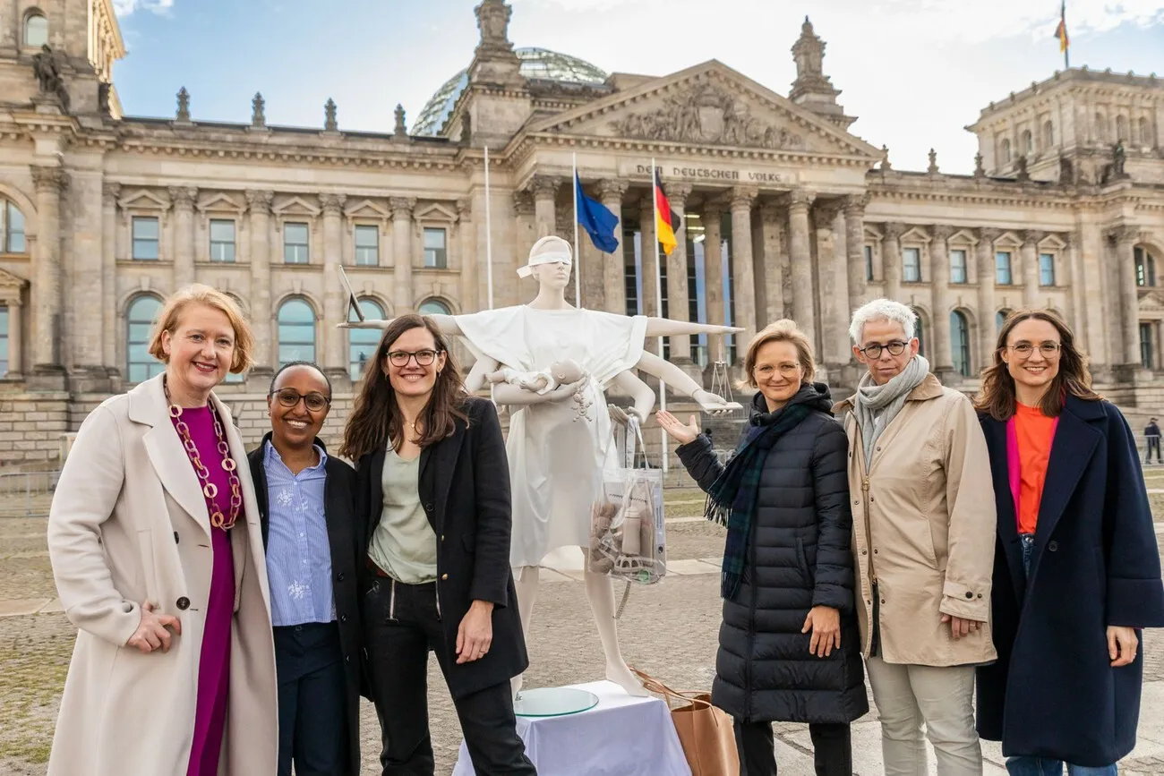 Lisa Paus, Awet Tesfaiesus, Johanna Röh, Franziska Brantner, Ulle Schauws und Sandra Stein bei der Enthüllung der Justitia ohne Mutterschutz, Aktion des Bündnisses Mutterschutz für Selbstständige vor dem Bundestag in Berlin