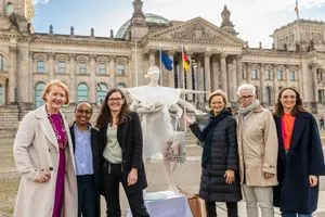 Lisa Paus, Awet Tesfaiesus, Johanna Röh, Franziska Brantner, Ulle Schauws und Sandra Stein bei der Enthüllung der Justitia ohne Mutterschutz, Aktion des Bündnisses Mutterschutz für Selbstständige vor dem Bundestag in Berlin
