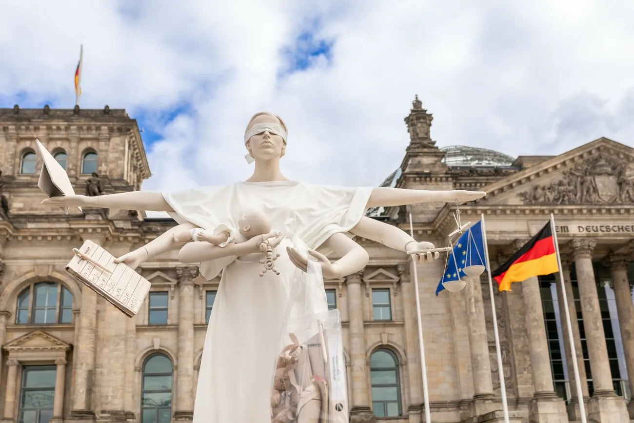 Enthüllung der Justitia ohne Mutterschutz, Aktion des Bündnisses Mutterschutz für Selbstständige vor dem Bundestag in Berlin