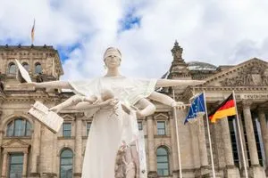 Enthüllung der Justitia ohne Mutterschutz, Aktion des Bündnisses Mutterschutz für Selbstständige vor dem Bundestag in Berlin