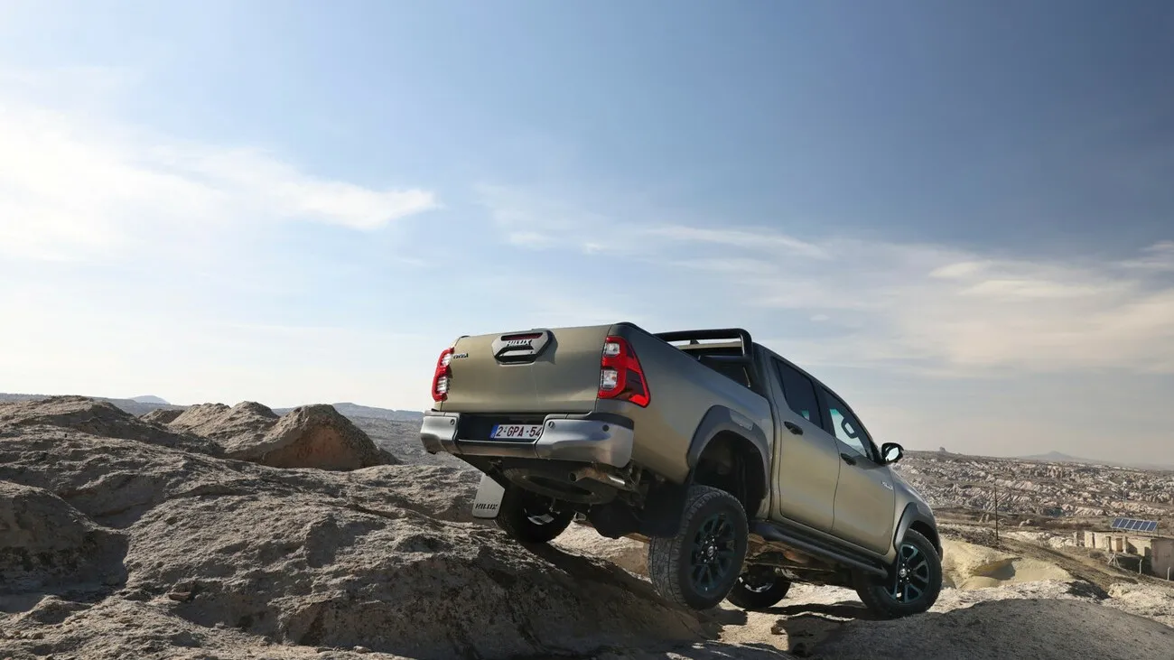Der Hilux Hybrid fährt über größere Hügel.