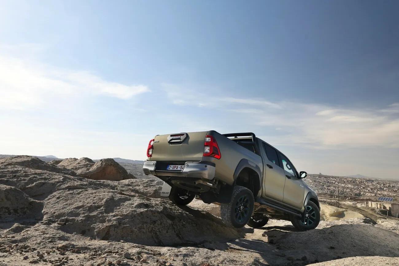 Der Hilux Hybrid fährt über größere Hügel.