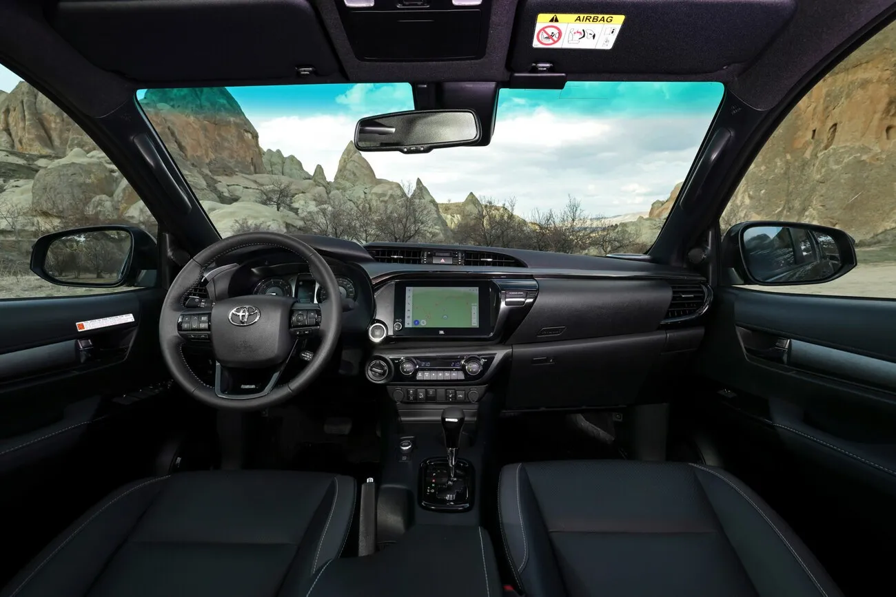 Der Hilux Hybrid von innen mit Blick durch die Frontscheibe.
