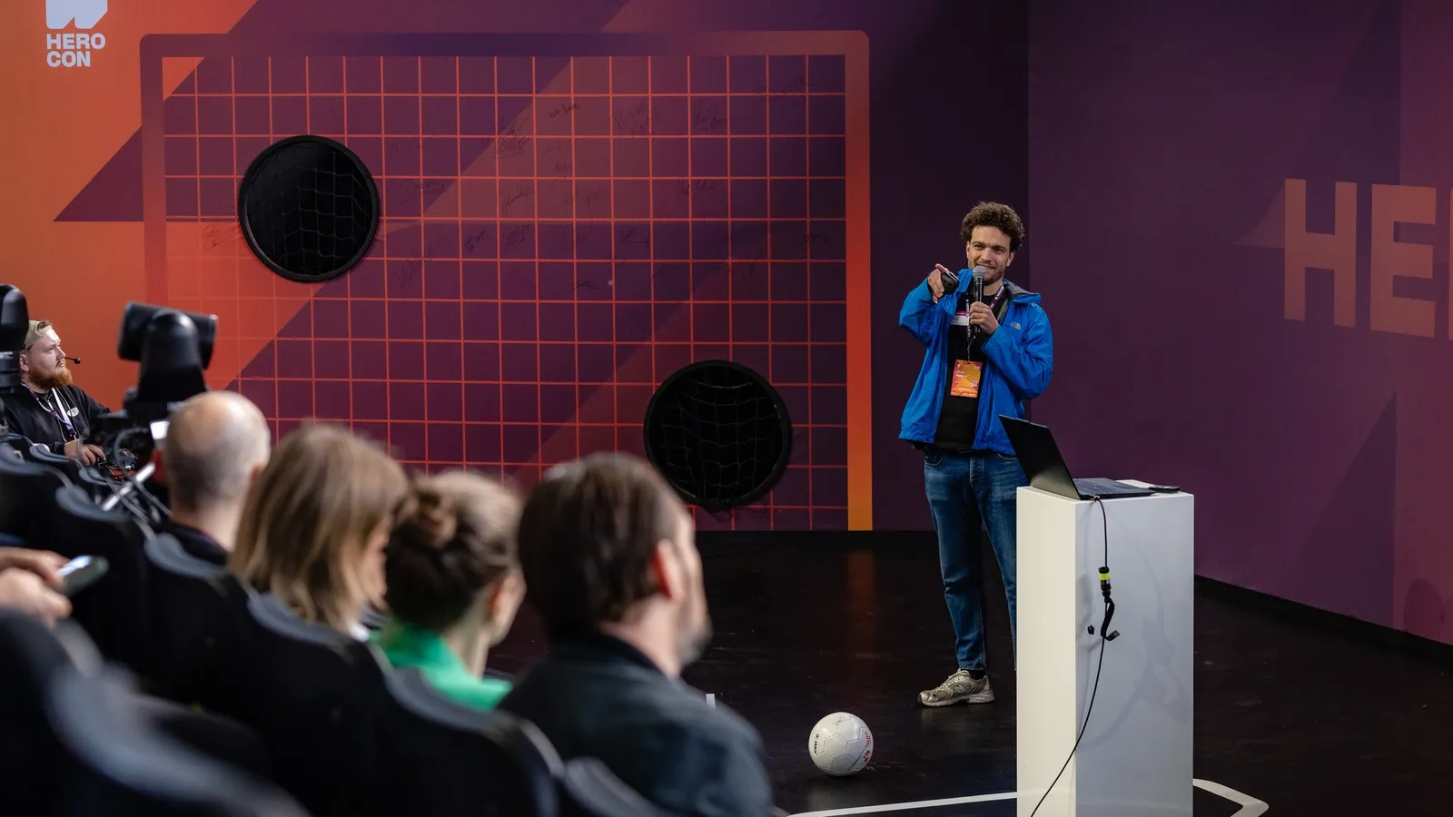 Unternehmer Christopher Höllerer spricht auf der Herocon-Bühne in Dortmund. 