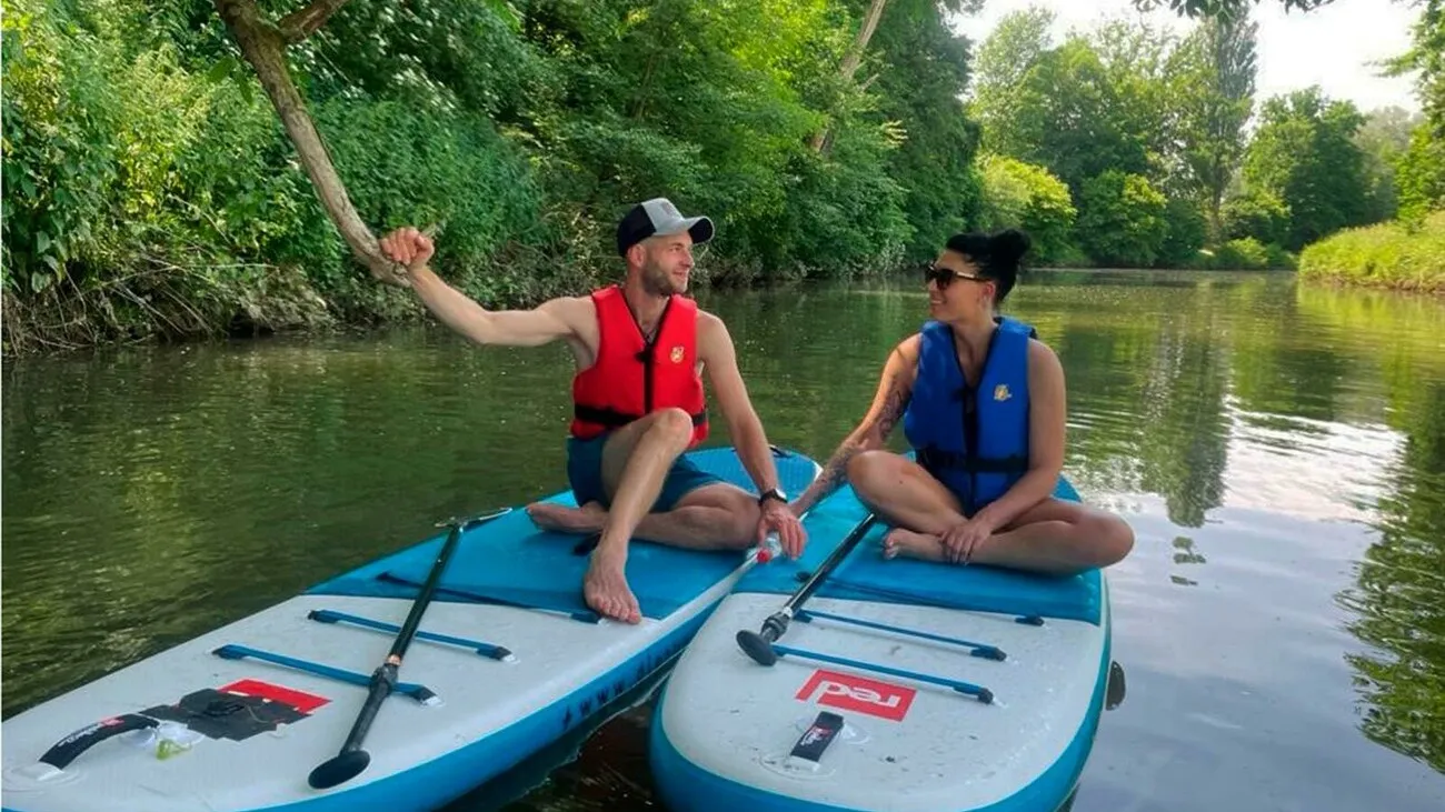 Schreiner Dominik und sein Date beim Stand-Up-Paddling.