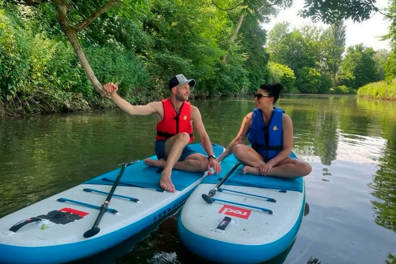 Schreiner Dominik und sein Date beim Stand-Up-Paddling.