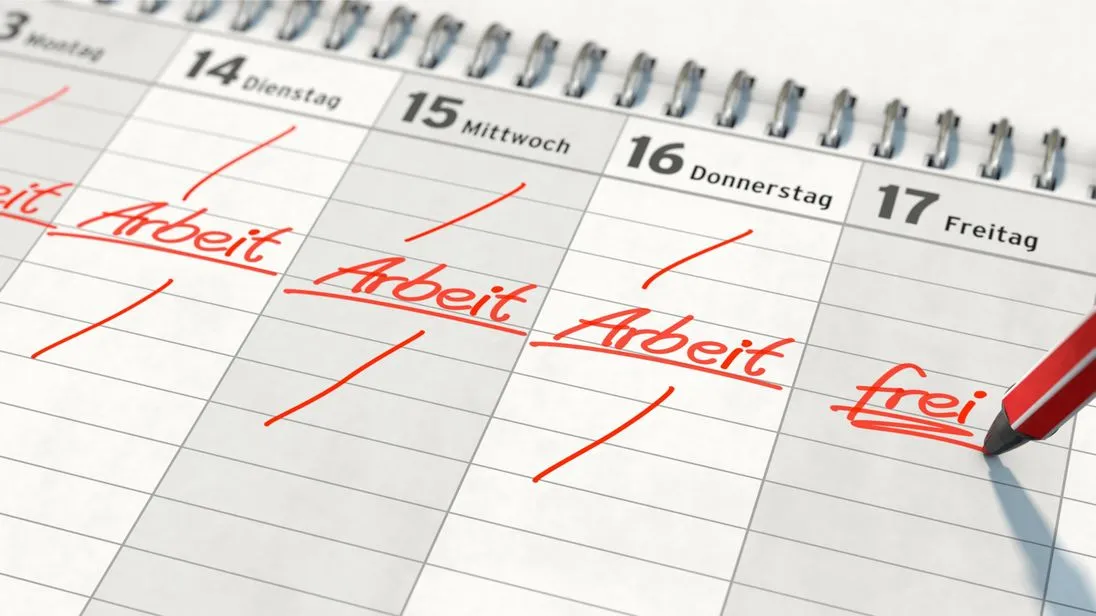 Vier Tage arbeiten, drei Tage frei: 45 deutsche Unternehmen testen die 4-Tage-Woche aktuell im Rahmen einer Studie.