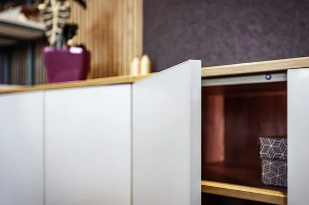 Offene Tür eines Sideboards