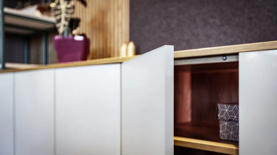 Offene Tür eines Sideboards