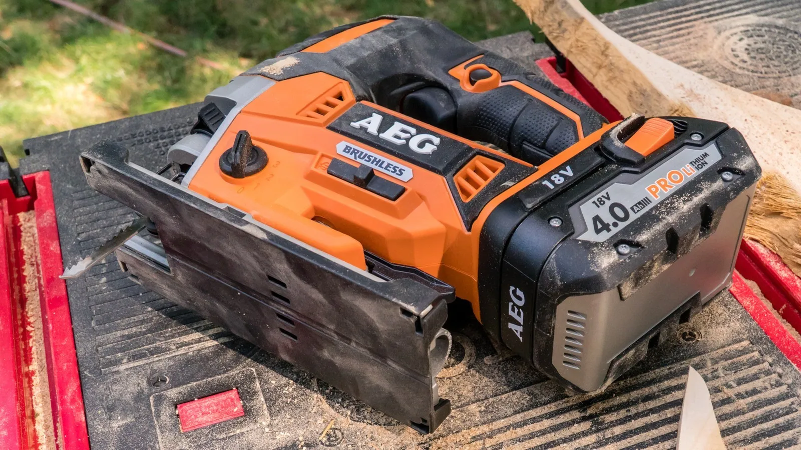 Die orangene Akku-Stichsäge von AEG.
